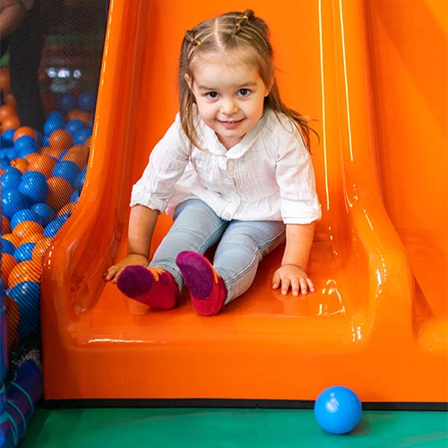 Kind rutscht im Indoorspielplatz Bielefeld
