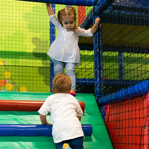 Kinder klettern im Indoorspielplatz Bielefeld