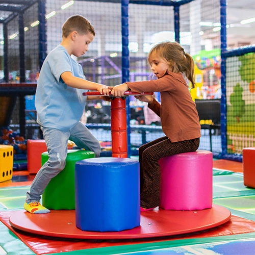 Kinder toben im Indoorspielplatz Bielefeld