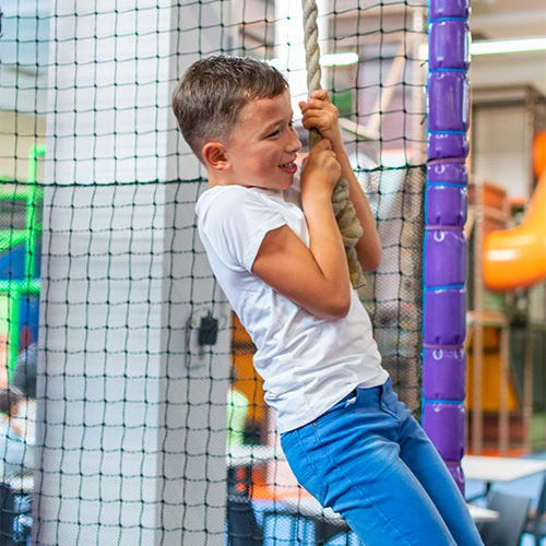Kinder spielen im Indoorspielplatz Bielefeld